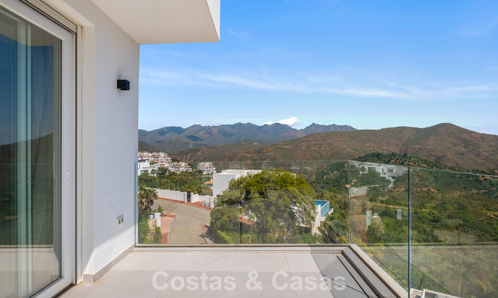 Elegante villa de lujo de estilo contemporáneo en venta en las colinas de Marbella Este 800317