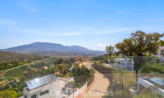 Elegante villa de lujo de estilo contemporáneo en venta en las colinas de Marbella Este 800318 
