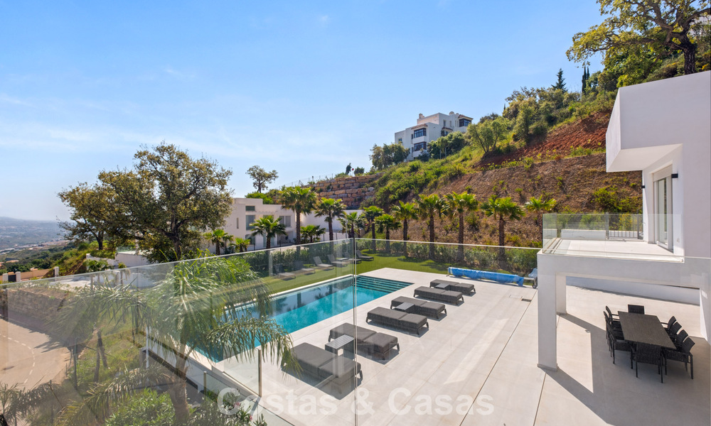 Elegante villa de lujo de estilo contemporáneo en venta en las colinas de Marbella Este 800319