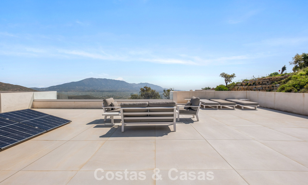 Elegante villa de lujo de estilo contemporáneo en venta en las colinas de Marbella Este 800320
