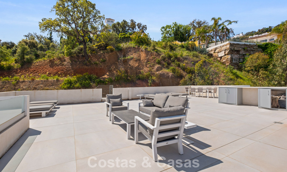 Elegante villa de lujo de estilo contemporáneo en venta en las colinas de Marbella Este 800321