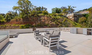 Elegante villa de lujo de estilo contemporáneo en venta en las colinas de Marbella Este 800321 