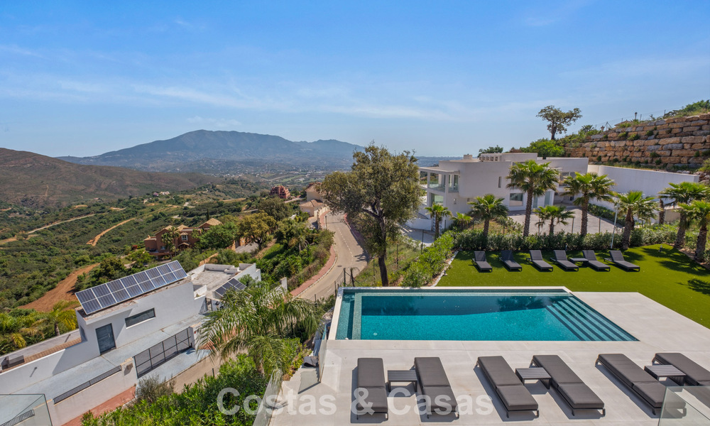 Elegante villa de lujo de estilo contemporáneo en venta en las colinas de Marbella Este 800322