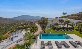 Elegante villa de lujo de estilo contemporáneo en venta en las colinas de Marbella Este 800322 