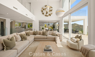 Elegante villa de lujo de estilo contemporáneo en venta en las colinas de Marbella Este 800323 