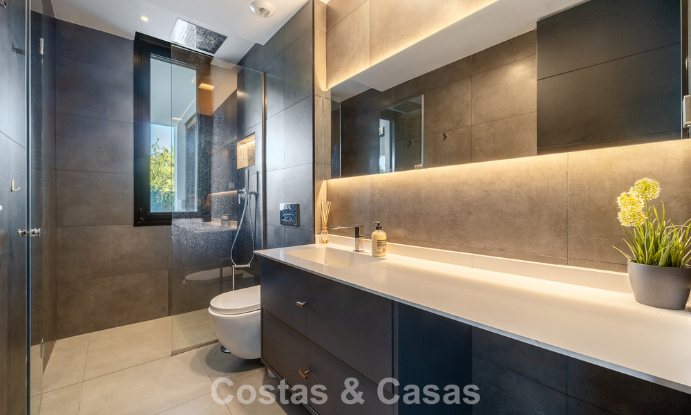 Sofisticada villa de lujo en venta con vistas panorámicas en el prestigioso valle del golf de Nueva Andalucía, Marbella 800326