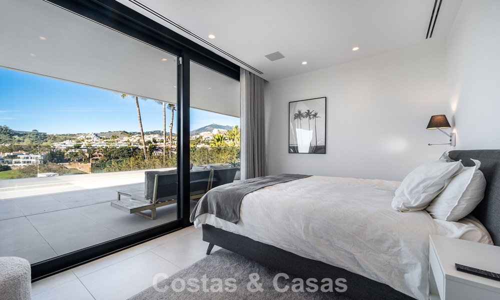Sofisticada villa de lujo en venta con vistas panorámicas en el prestigioso valle del golf de Nueva Andalucía, Marbella 800327