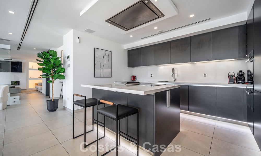 Sofisticada villa de lujo en venta con vistas panorámicas en el prestigioso valle del golf de Nueva Andalucía, Marbella 800328
