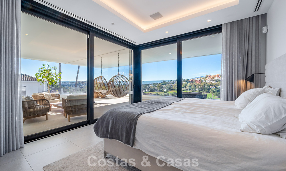 Sofisticada villa de lujo en venta con vistas panorámicas en el prestigioso valle del golf de Nueva Andalucía, Marbella 800330