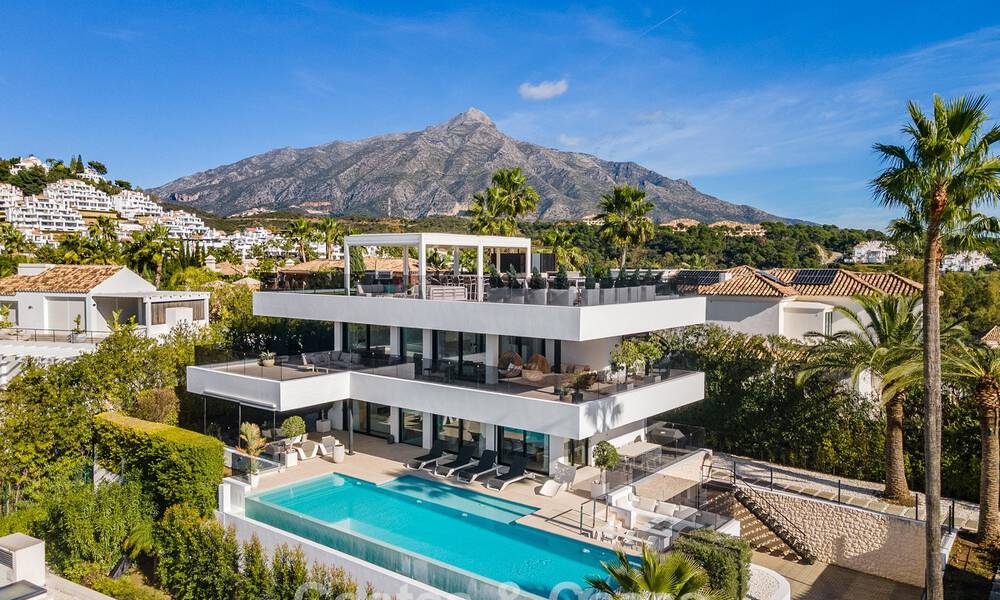 Sofisticada villa de lujo en venta con vistas panorámicas en el prestigioso valle del golf de Nueva Andalucía, Marbella 800333