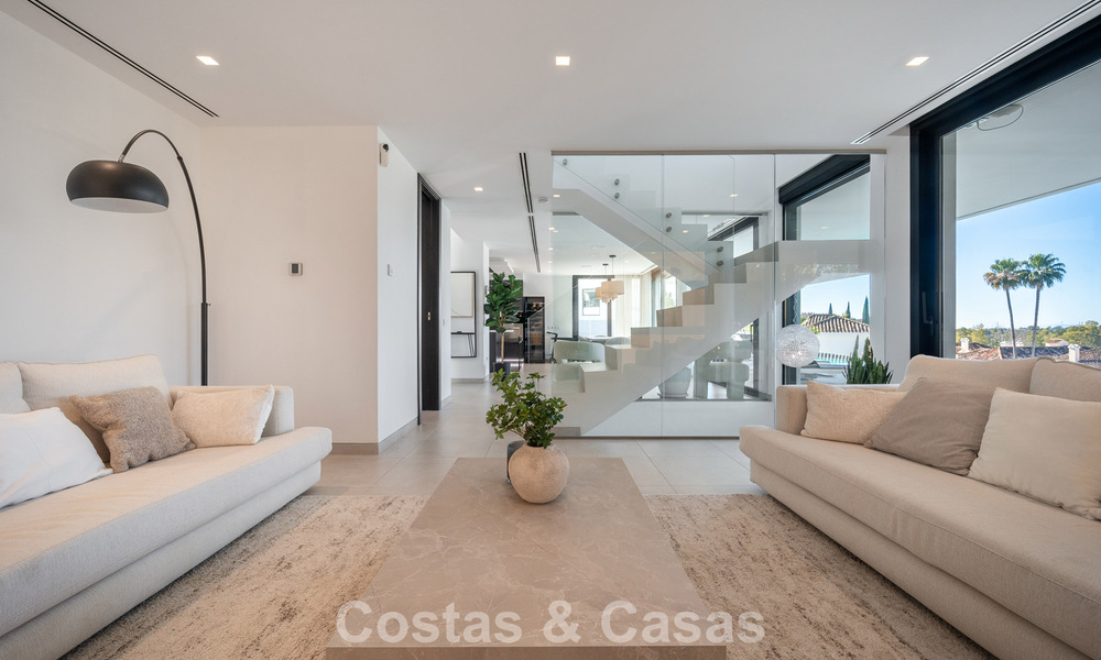 Sofisticada villa de lujo en venta con vistas panorámicas en el prestigioso valle del golf de Nueva Andalucía, Marbella 800335
