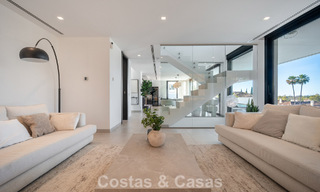 Sofisticada villa de lujo en venta con vistas panorámicas en el prestigioso valle del golf de Nueva Andalucía, Marbella 800335 
