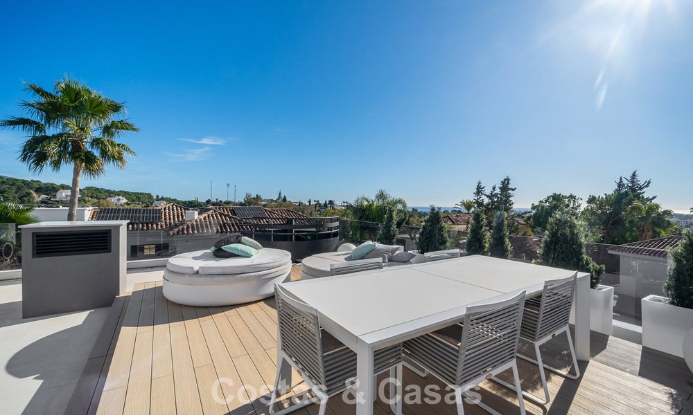 Sofisticada villa de lujo en venta con vistas panorámicas en el prestigioso valle del golf de Nueva Andalucía, Marbella 800336