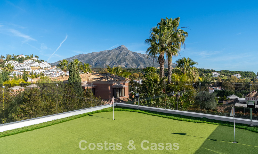 Sofisticada villa de lujo en venta con vistas panorámicas en el prestigioso valle del golf de Nueva Andalucía, Marbella 800338