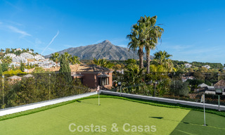 Sofisticada villa de lujo en venta con vistas panorámicas en el prestigioso valle del golf de Nueva Andalucía, Marbella 800338 