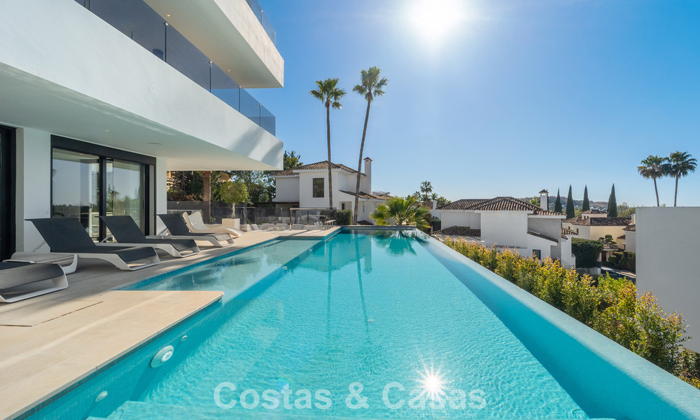 Sofisticada villa de lujo en venta con vistas panorámicas en el prestigioso valle del golf de Nueva Andalucía, Marbella 800339