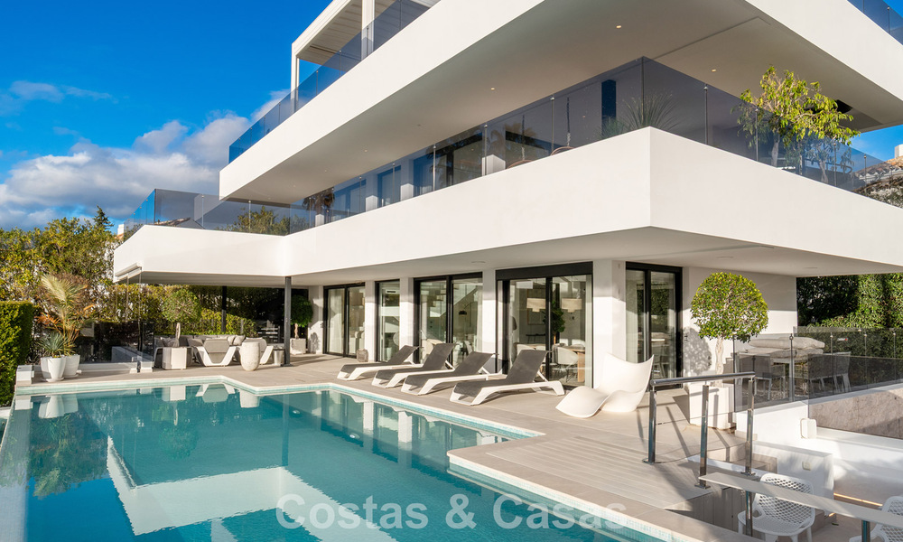 Sofisticada villa de lujo en venta con vistas panorámicas en el prestigioso valle del golf de Nueva Andalucía, Marbella 800340
