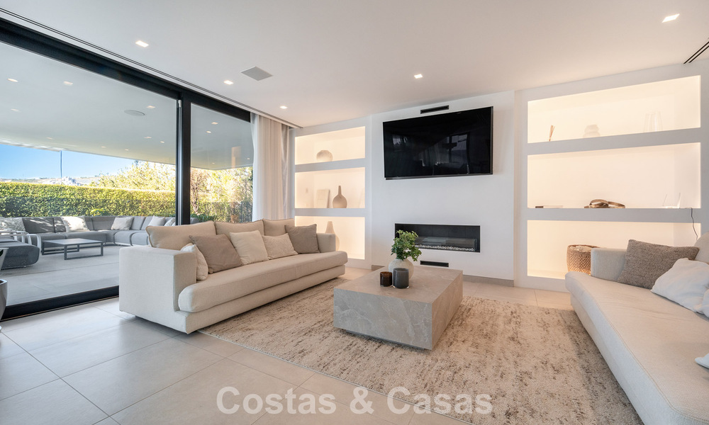 Sofisticada villa de lujo en venta con vistas panorámicas en el prestigioso valle del golf de Nueva Andalucía, Marbella 800342
