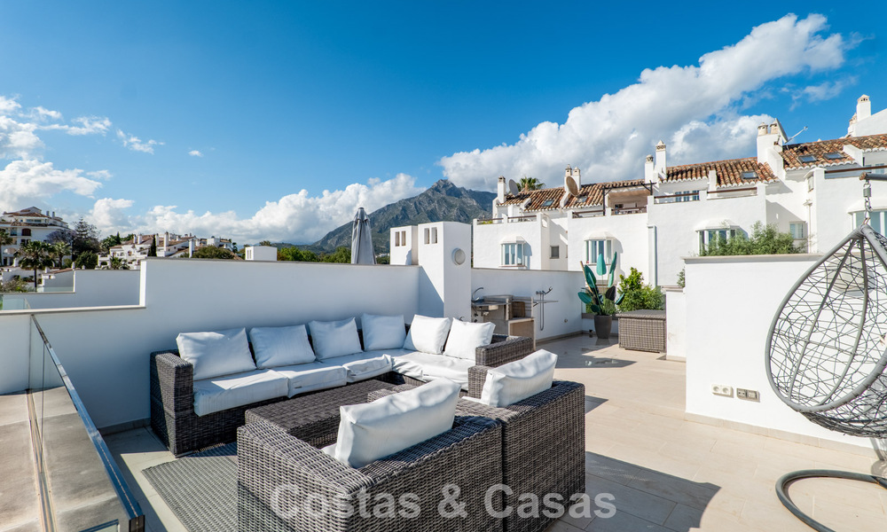 Lujosa casa adosada en venta cerca de Puente Romano, Milla de Oro de Marbella 800389