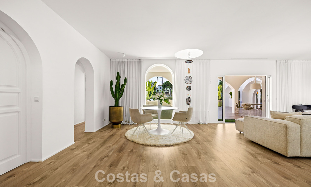 Villa de lujo mediterránea de una sola planta en venta en primera línea de golf en Guadalmina, Marbella 800561