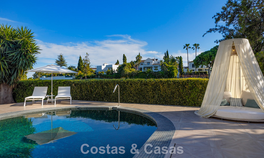 Villa de lujo mediterránea de una sola planta en venta en primera línea de golf en Guadalmina, Marbella 800564