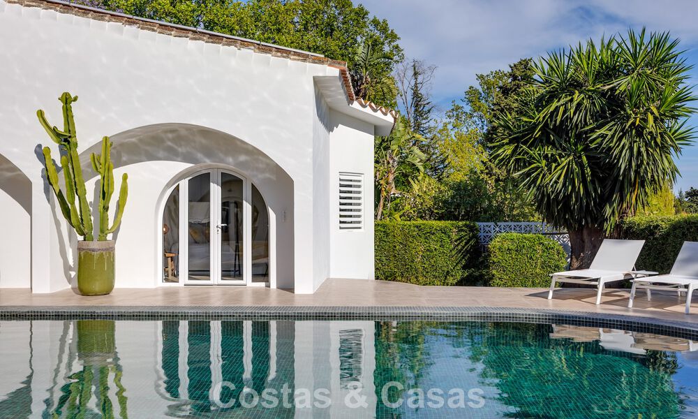 Villa de lujo mediterránea de una sola planta en venta en primera línea de golf en Guadalmina, Marbella 800572