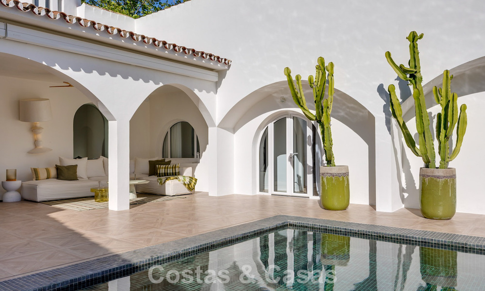 Villa de lujo mediterránea de una sola planta en venta en primera línea de golf en Guadalmina, Marbella 800573