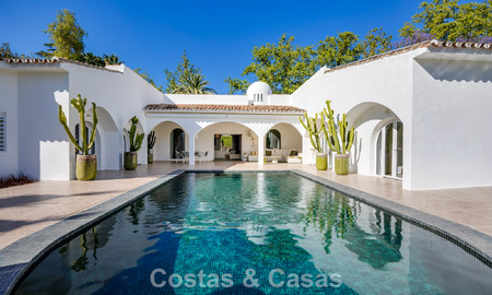 Villa de lujo mediterránea de una sola planta en venta en primera línea de golf en Guadalmina, Marbella 800574