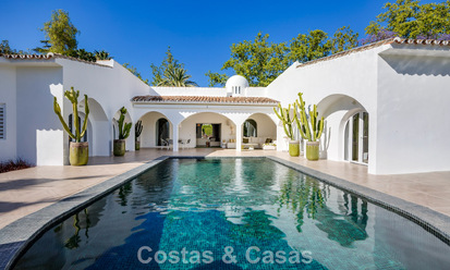 Villa de lujo mediterránea de una sola planta en venta en primera línea de golf en Guadalmina, Marbella 800574