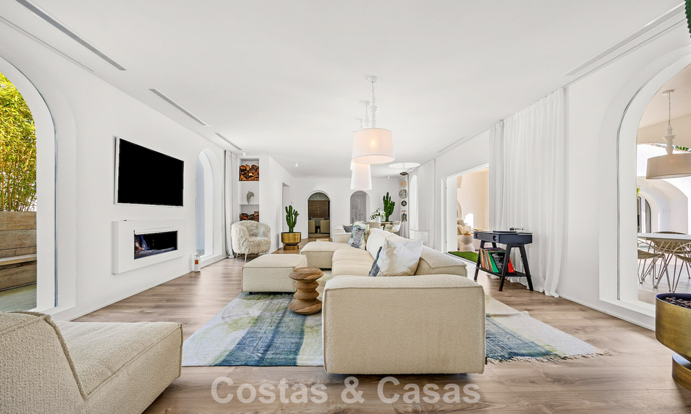 Villa de lujo mediterránea de una sola planta en venta en primera línea de golf en Guadalmina, Marbella 800575
