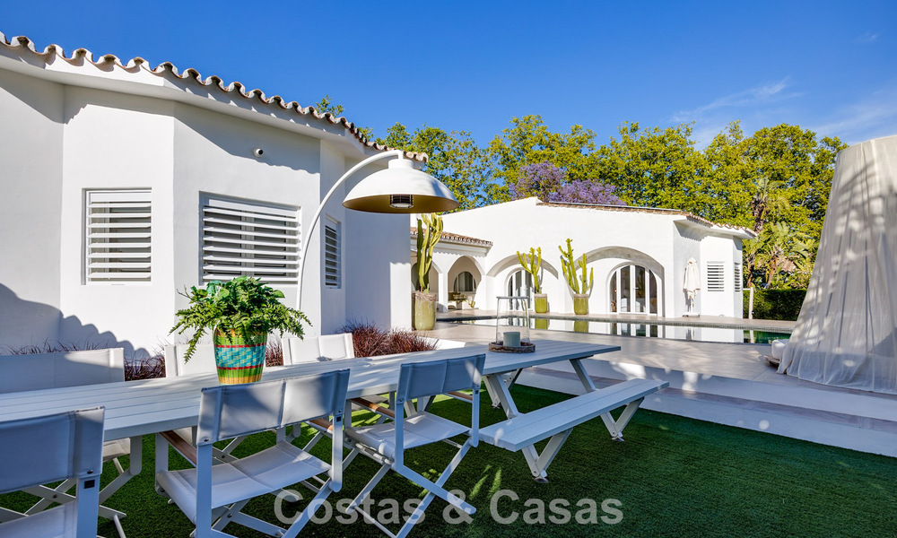 Villa de lujo mediterránea de una sola planta en venta en primera línea de golf en Guadalmina, Marbella 800579