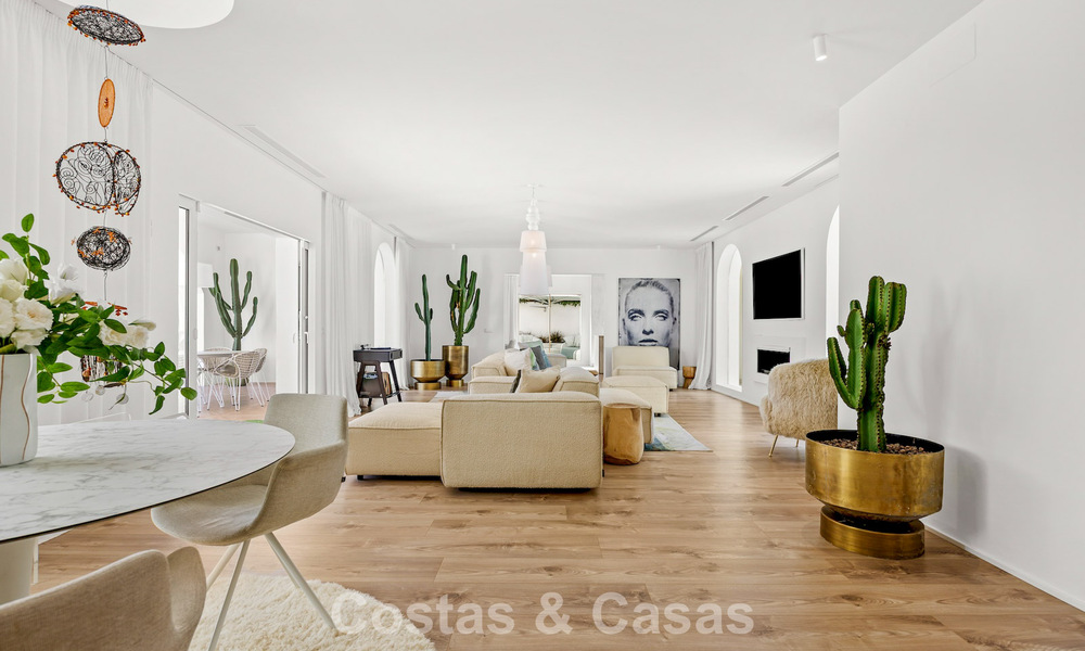 Villa de lujo mediterránea de una sola planta en venta en primera línea de golf en Guadalmina, Marbella 800582
