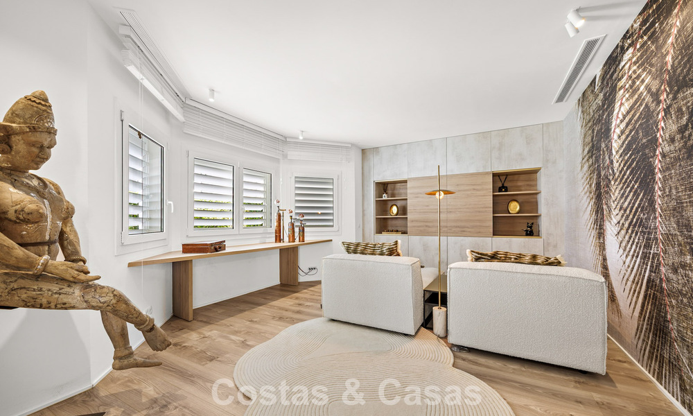 Villa de lujo mediterránea de una sola planta en venta en primera línea de golf en Guadalmina, Marbella 800585