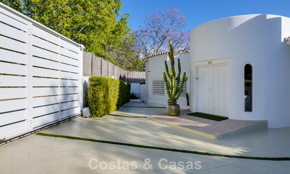 Villa de lujo mediterránea de una sola planta en venta en primera línea de golf en Guadalmina, Marbella 800589