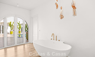 Villa de lujo mediterránea de una sola planta en venta en primera línea de golf en Guadalmina, Marbella 800590 