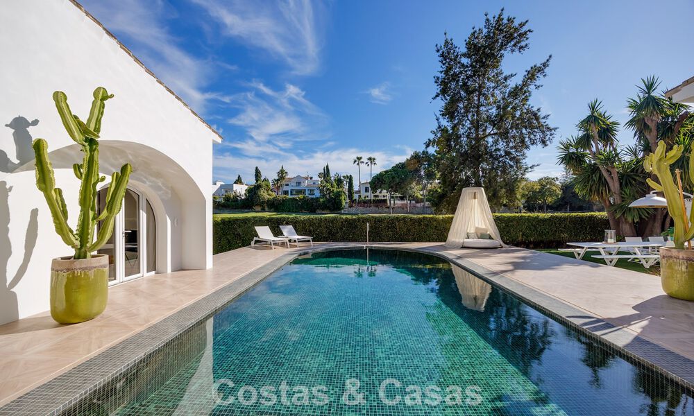 Villa de lujo mediterránea de una sola planta en venta en primera línea de golf en Guadalmina, Marbella 800598
