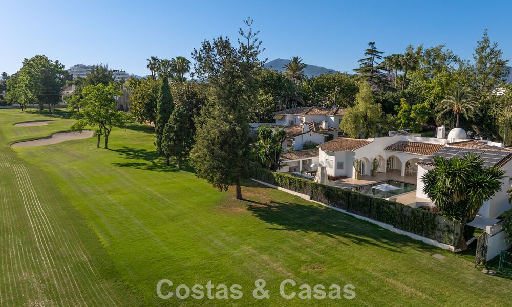 Villa de lujo mediterránea de una sola planta en venta en primera línea de golf en Guadalmina, Marbella 800601