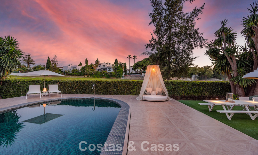 Villa de lujo mediterránea de una sola planta en venta en primera línea de golf en Guadalmina, Marbella 800602