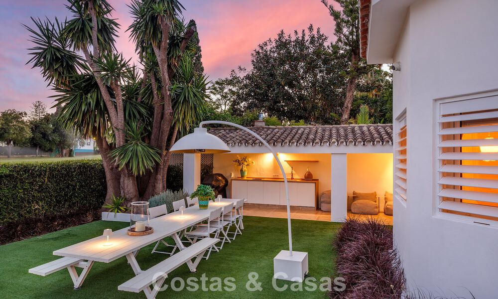 Villa de lujo mediterránea de una sola planta en venta en primera línea de golf en Guadalmina, Marbella 800603
