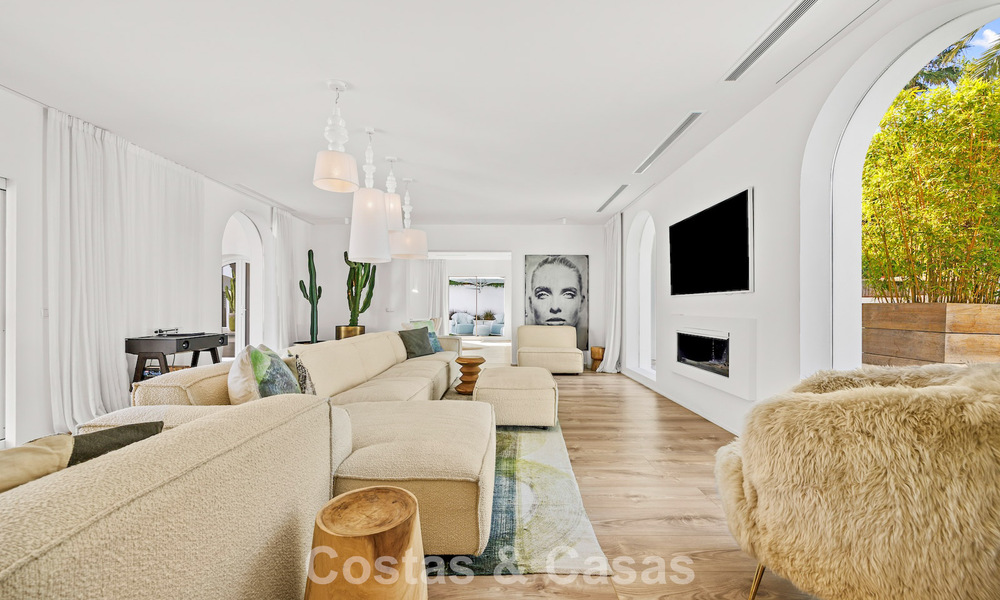 Villa de lujo mediterránea de una sola planta en venta en primera línea de golf en Guadalmina, Marbella 800605