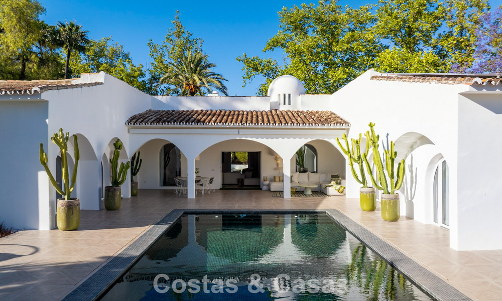 Villa de lujo mediterránea de una sola planta en venta en primera línea de golf en Guadalmina, Marbella 800609