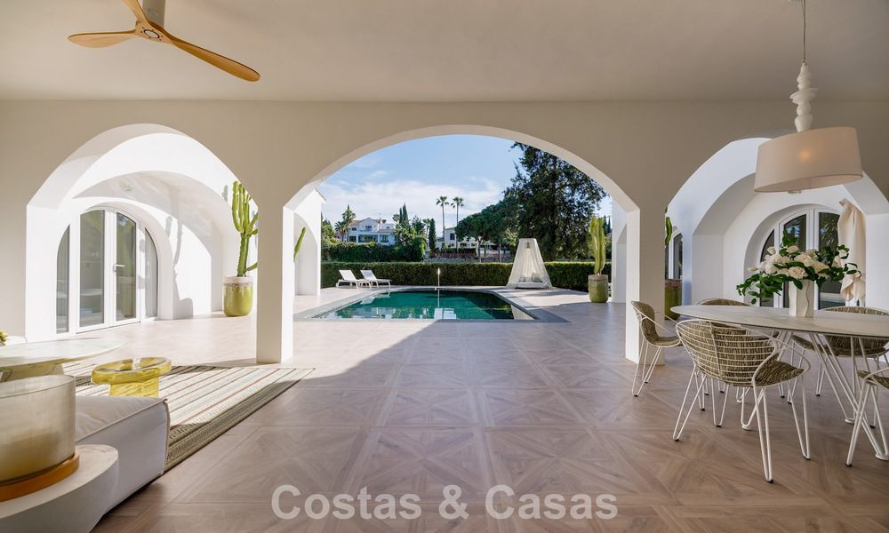 Villa de lujo mediterránea de una sola planta en venta en primera línea de golf en Guadalmina, Marbella 800610