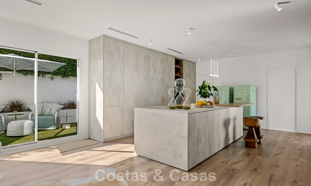 Villa de lujo mediterránea de una sola planta en venta en primera línea de golf en Guadalmina, Marbella 800611