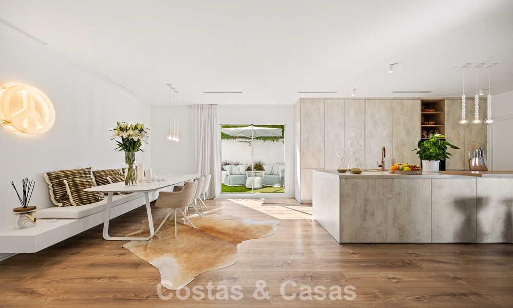 Villa de lujo mediterránea de una sola planta en venta en primera línea de golf en Guadalmina, Marbella 800612