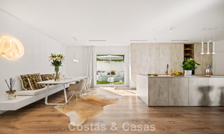 Villa de lujo mediterránea de una sola planta en venta en primera línea de golf en Guadalmina, Marbella 800612 