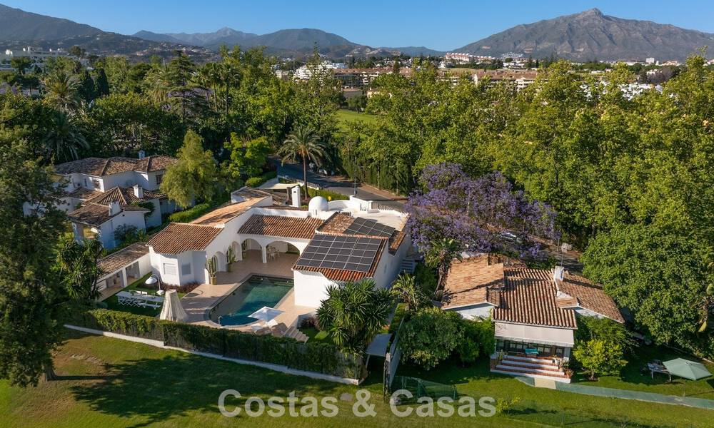 Villa de lujo mediterránea de una sola planta en venta en primera línea de golf en Guadalmina, Marbella 800617