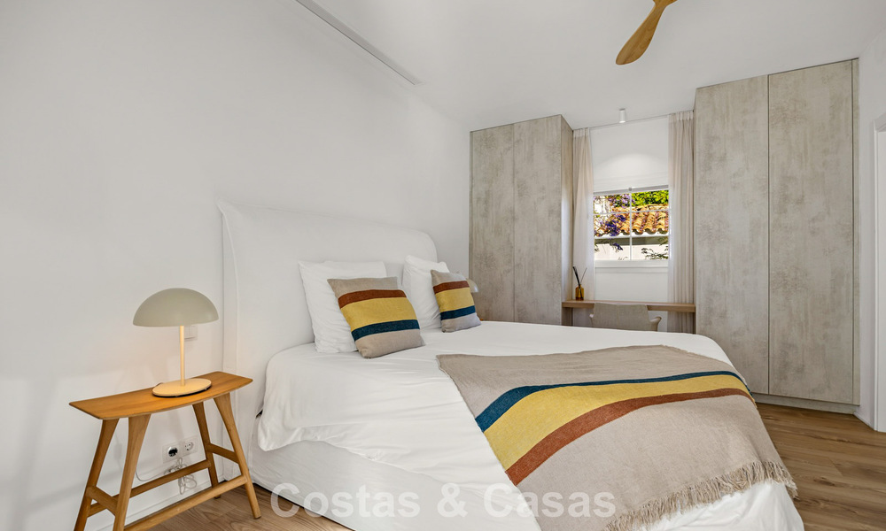 Villa de lujo mediterránea de una sola planta en venta en primera línea de golf en Guadalmina, Marbella 800621