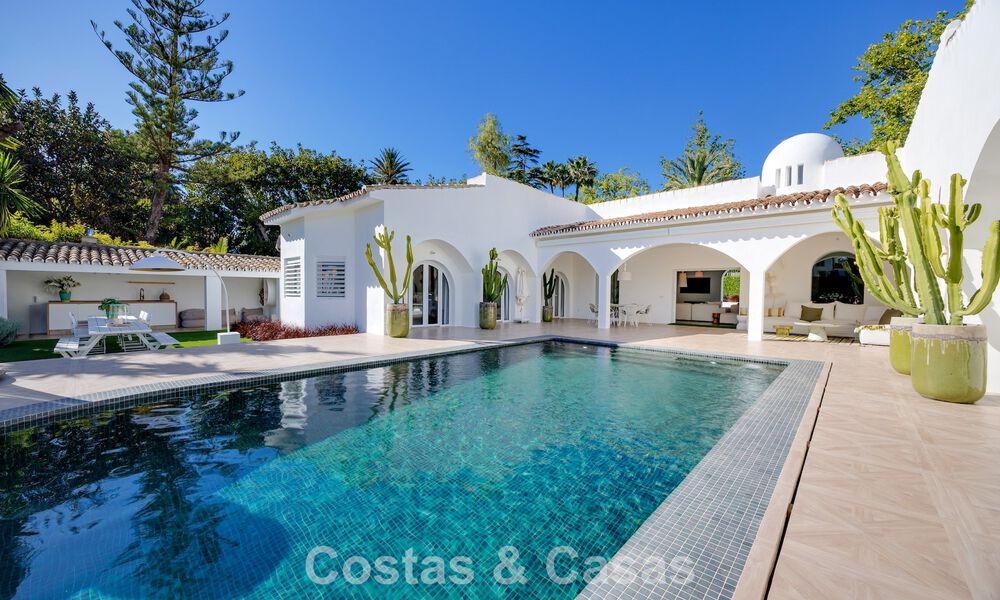 Villa de lujo mediterránea de una sola planta en venta en primera línea de golf en Guadalmina, Marbella 800626