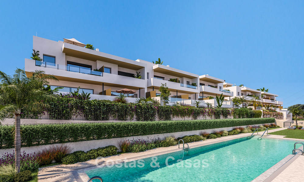 ¡Lanzamiento! Modernas viviendas adosadas en un entorno de golf privilegiado en Estepona 800557
