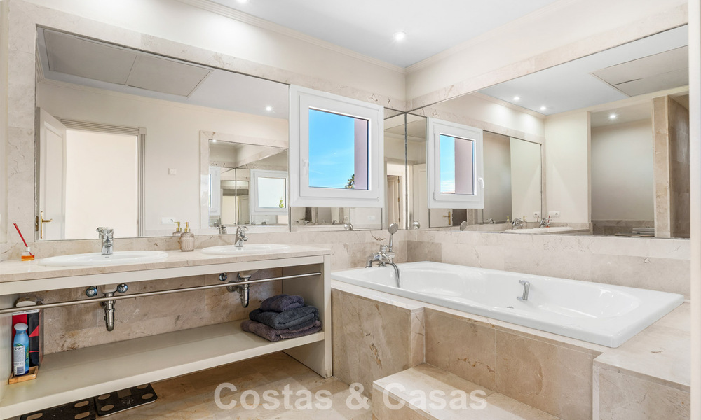 Amplia villa de estilo arquitectónico español moderno con impresionantes vistas al mar en venta en Manilva, Costa del Sol 800632